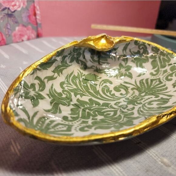 DECOUPAGE CLAM SHELL DECOUPAGE GREEN PATTERNS ON A CLAM SHELL TRINKET DISH - Picture 5 of 10